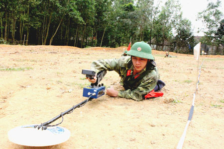 Lính công binh hồi sinh cho đất