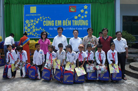 Hỗ trợ 1,3 tỷ đồng cho học trò nghèo nhân dịp năm học mới