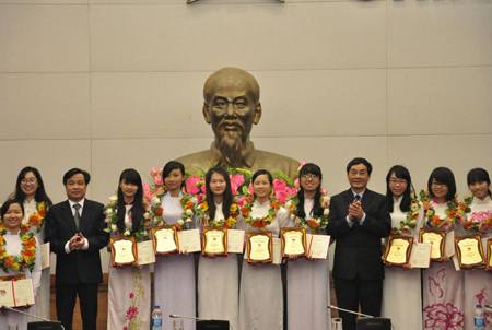 “Tóc dài” chinh phục khoa học, công nghệ