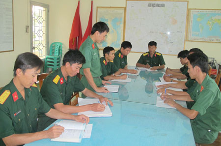 Đảng viên nòng cốt giúp đỡ quần chúng tiến bộ