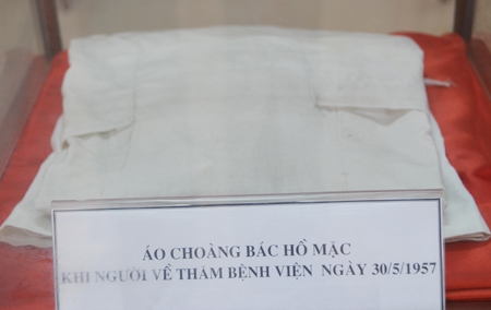 Tấm áo choàng của Bác Hồ