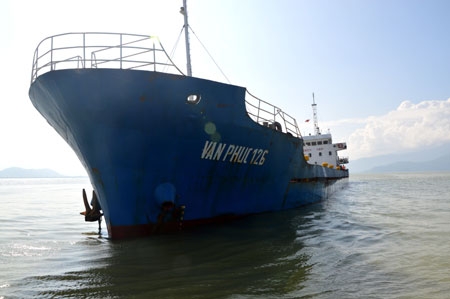 Cảnh sát biển Việt Nam bắt giữ tàu vận chuyển than cám bất hợp pháp