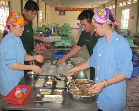 Như phục vụ người thân...