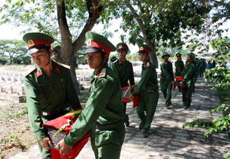 Liệt sĩ Mai Xuân Phương được an táng ban đầu tại xã Bình Khánh, huyện Cần Giờ