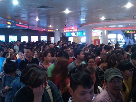 Xếp hàng hàng giờ nhận vé mời xem phim miễn phí