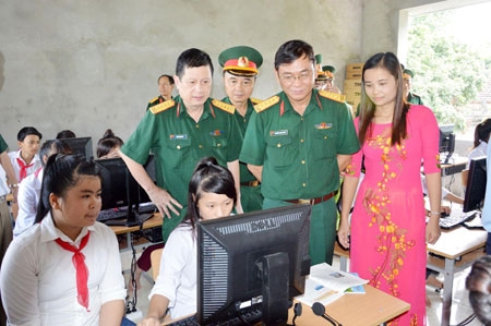 Bộ đội Cụ Hồ chung sức vì người nghèo 