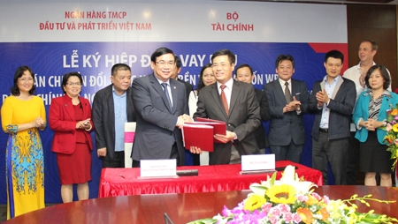 Bộ Tài chính ký Hiệp định cho BIDV vay lại 105 triệu USD