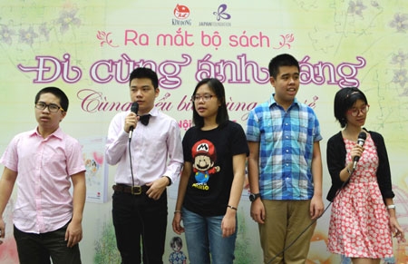 Ra mắt bộ truyện tranh “Đi cùng ánh sáng”