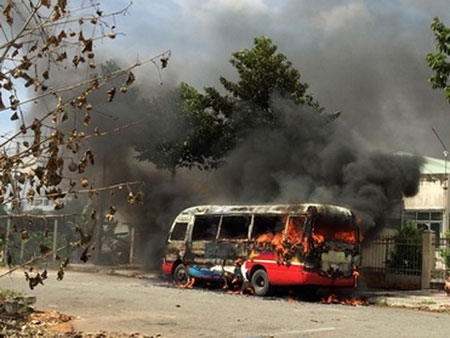 Xe buýt đang đậu trên đường bất ngờ cháy dữ dội