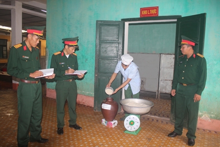 Hũ gạo tiết kiệm ấm tình đồng đội