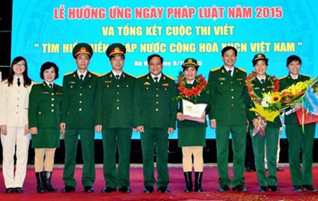 Nữ quân nhân “hai giỏi”