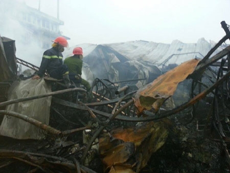 Cháy chợ Phủ Lý: Hàng trăm gian hàng hóa bị thiêu rụi