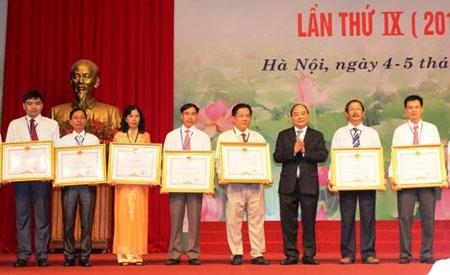 Nữ công nhân giàu thành tích, sáng tạo