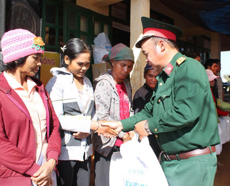 Bộ đội đem Tết về bon B'Nir