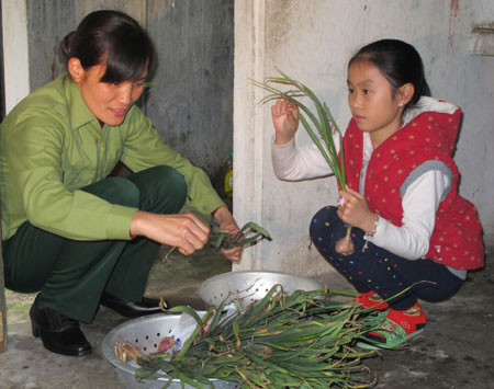 Giúp mẹ chuẩn bị đón Tết