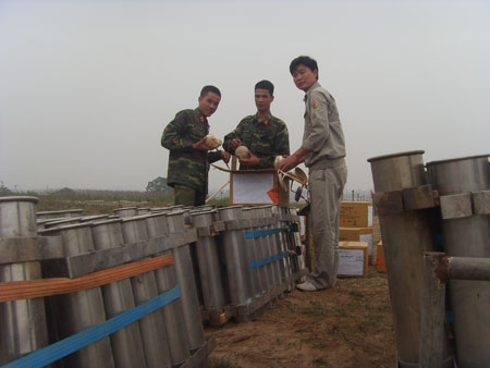 Đêm trắng của những người lính bắn pháo hoa bên sông Hồng