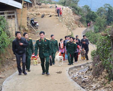 Đầu Xuân xuống bản giúp dân