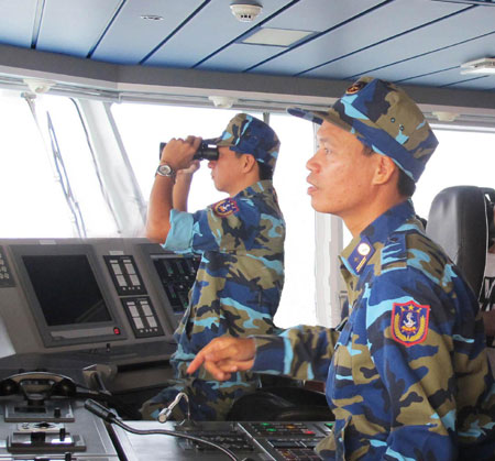 Cán bộ tiền phong của Tàu Cảnh sát biển 8001