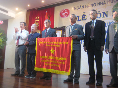 Ban Ngân khố tín dụng R đón nhận danh hiệu Anh hùng LLVT nhân dân