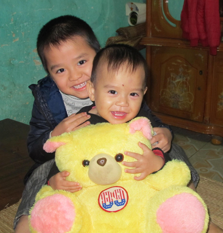 Giúp mẹ trông em