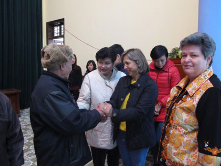 Đoàn ngoại giao ăn Tết sớm với người nghèo