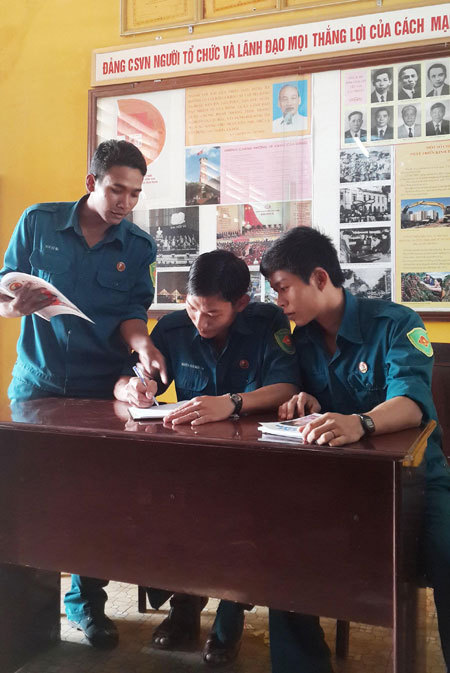 Phấn đấu tốt để phụng sự đồng bào