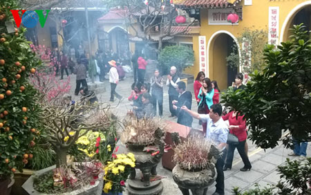 Tự do tôn giáo ở Việt Nam - những cái nhìn gần