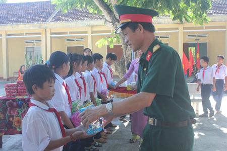 Nặng nghĩa với nhân dân