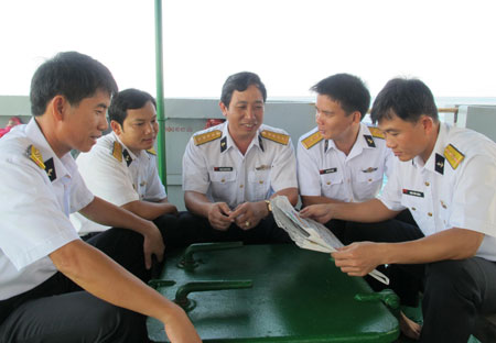 Giáo dục sinh động, coi trọng nêu gương