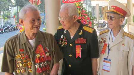 Đạn bắn đứt dây súng mà không biết