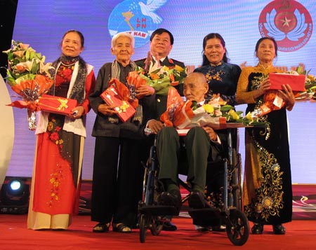 Chuyện tình cảm động của “kiện tướng bèo hoa dâu”