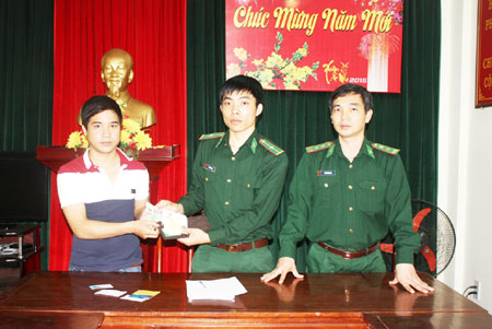 Quân nhân Lê Văn Thiện trả lại 8,5 triệu đồng và nhiều giấy tờ cho người đánh rơi