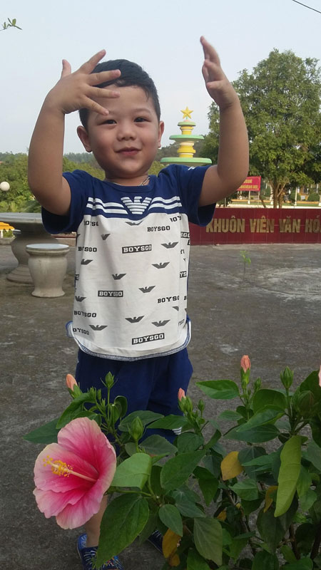 “Ca sĩ nhí” thích làm bộ đội