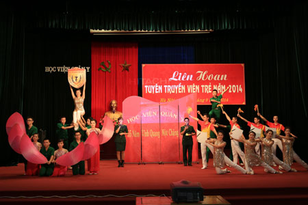 Trên nền truyền thống...