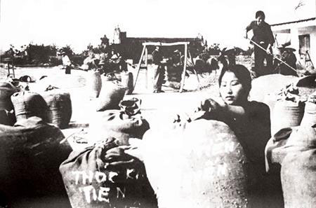 Tự hào quê hương “thóc thừa cân, quân vượt mức”