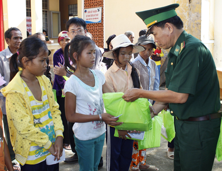 Nâng bước chân em đến trường