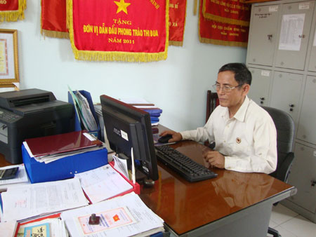 Cắm cờ giải phóng ở căn cứ Long Bình