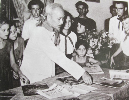 Sinh viên ngoại quốc tôn kính Bác Hồ