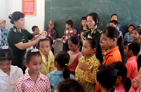 Tấm lòng với đồng bào, chiến sĩ vùng biên