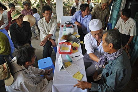 Thầy thuốc bộ đội đến với dân nghèo