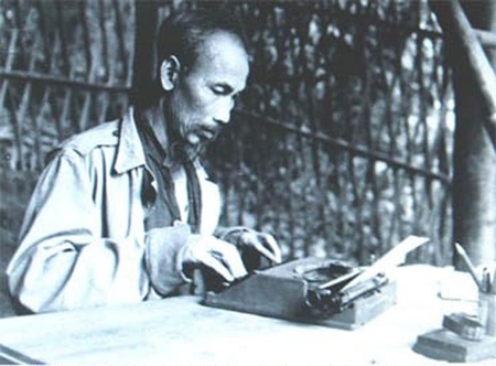 Bác Hồ tập viết báo