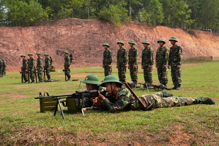 Ra thao trường cùng bộ đội