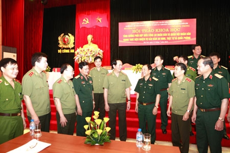 Sát cánh cả trong thời chiến và thời bình