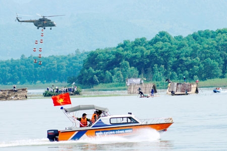 Giữ vững nguyên tắc, lãnh đạo toàn diện các mặt công tác