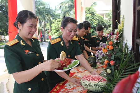 Giúp nhau “tròn cả hai vai”