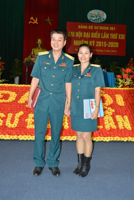 Vợ chồng cùng thi đua