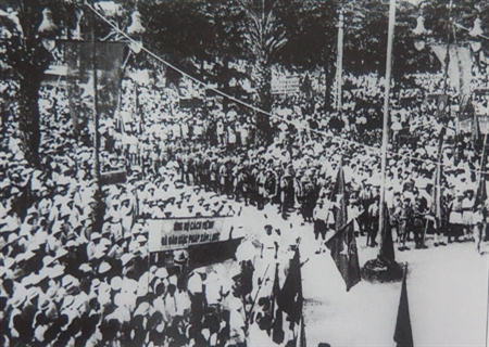 Lực lượng vũ trang xung kích đi đầu