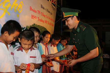 Chung tay “Nâng bước các em tới trường”