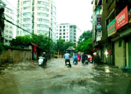 Hà Nội: Mưa lớn làm nhiều tuyến phố bị ngập nặng