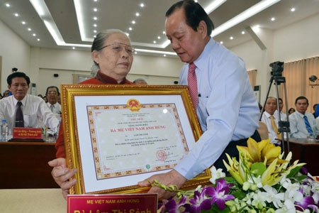 TP Hồ Chí Minh tổ chức Lễ trao tặng và truy tặng danh hiệu Bà mẹ Việt Nam anh hùng